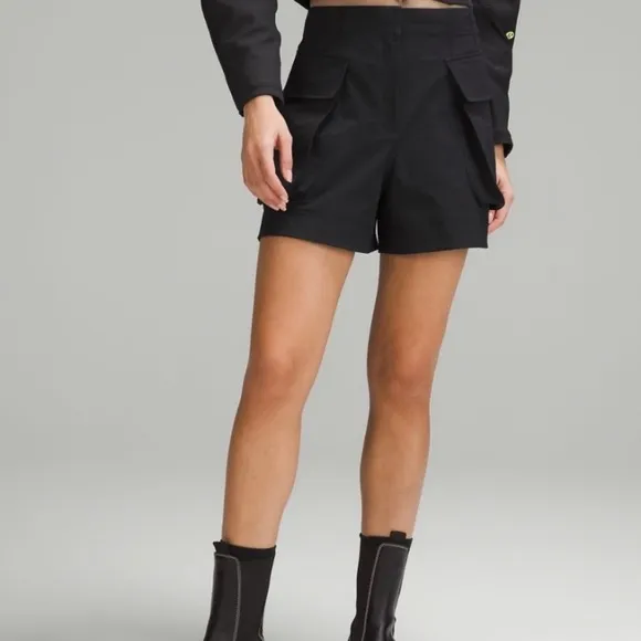 Lululemon Relaxed-Fit super-high-rise shorts have cargo pockets, like new