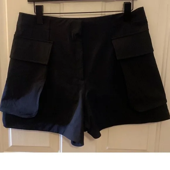 Lululemon Relaxed-Fit super-high-rise shorts have cargo pockets, like new