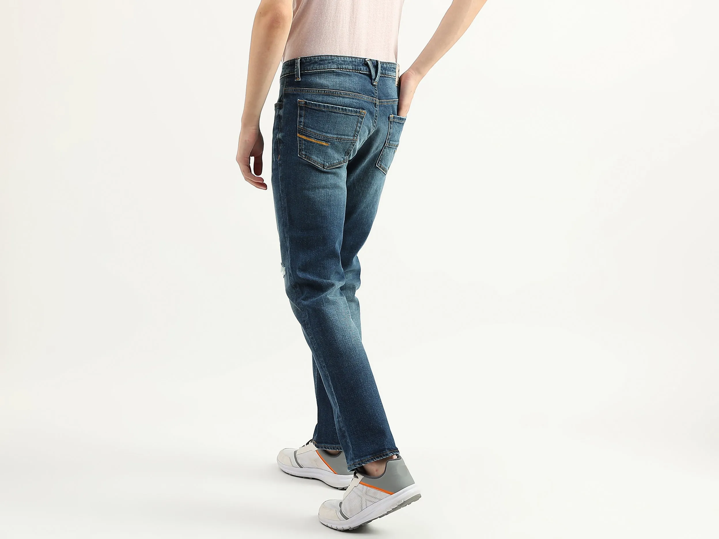 Men Solid Slim Straight Jeans