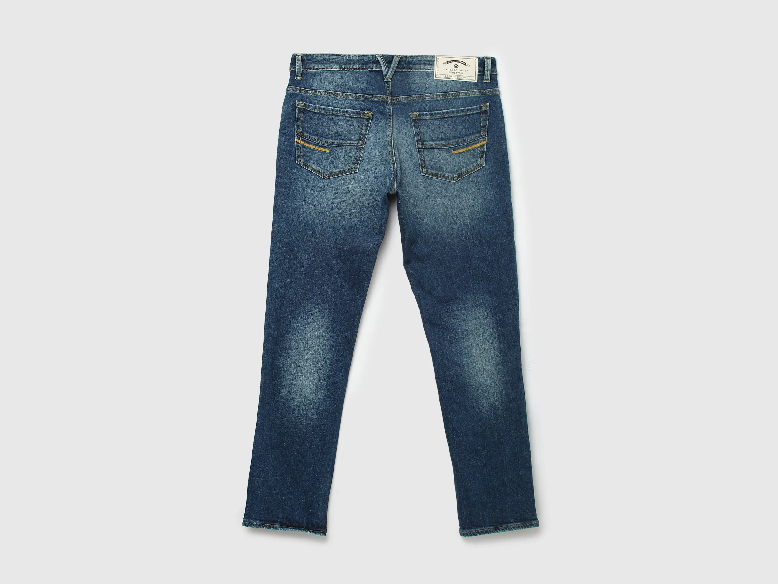 Men Solid Slim Straight Jeans