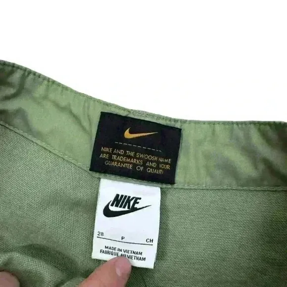 NWT Nike Life Women’s Woven Cargo Shorts Pockets Green Spring Streetwear W28