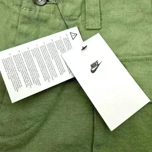 NWT Nike Life Women’s Woven Cargo Shorts Pockets Green Spring Streetwear W28