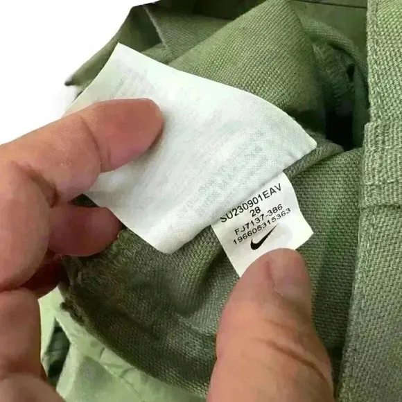 NWT Nike Life Women’s Woven Cargo Shorts Pockets Green Spring Streetwear W28