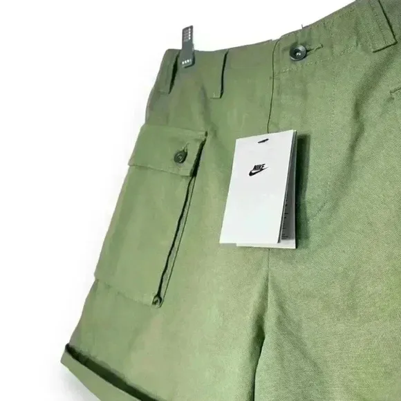 NWT Nike Life Women’s Woven Cargo Shorts Pockets Green Spring Streetwear W28