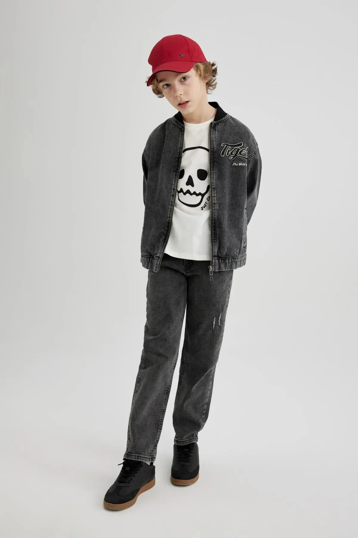 Straight Fit Ripped Detailed Straight Leg Jeans For Boys
