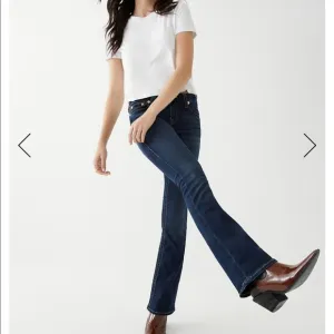 {True Religion} Becca Mid Rise Bootcut Dark Wash Jeans Size 28